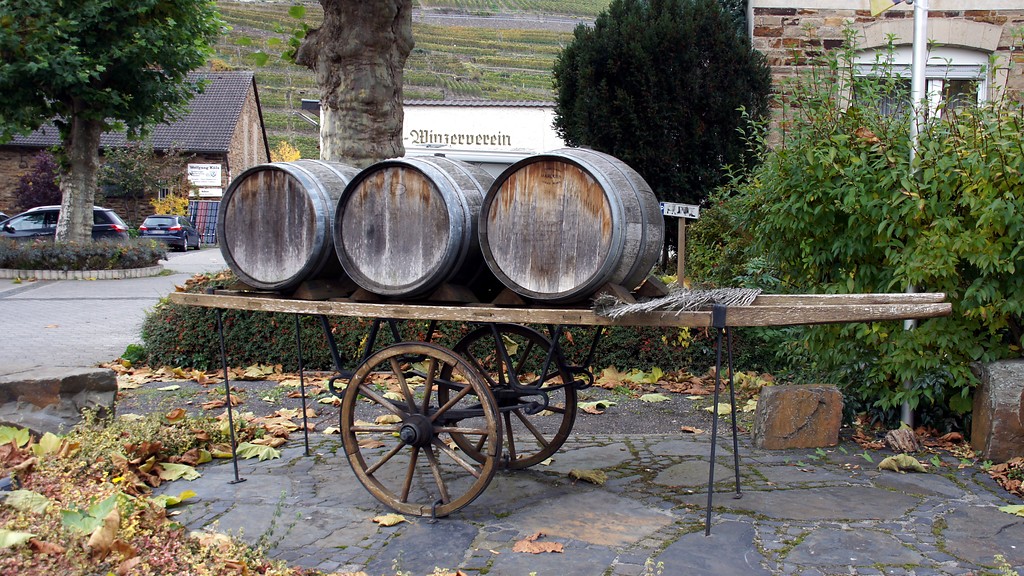 Weinfässer auf einer Handkarre vor dem AhrWeinForum Ahrweiler (2015)