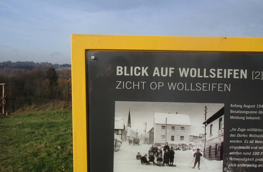 Blick in Richtung der Dorfwüstung Wollseifen mit einer Informationstafel am Internationalen Platz Vogelsang (2016).