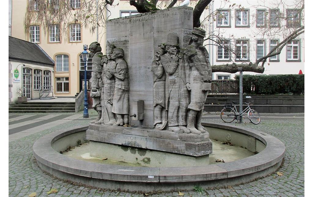 Der Ostermannbrunnen auf dem Ostermannplatz im Kölner Martinsviertel, Altstadt-Nord (2019), südliche Ansicht des Brunnens, rechts vorne die Figur "et Stina".