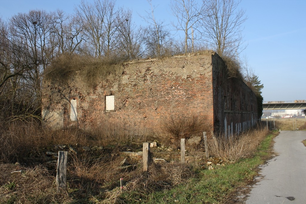 Außenansicht der Defensionskaserne des Fort Blücher bei Wesel im Januar 2009. Auf dem Dach des Ziegelbaus ist Baumbewuchs zu erkennen.