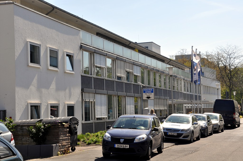 Schlegelstraße im Bonner Regierungsviertel mit dem Gebäude der ehemaligen Landesvertretung Bayerns beim Bund, heute Deutsche Stiftung Denkmalschutz (2015)