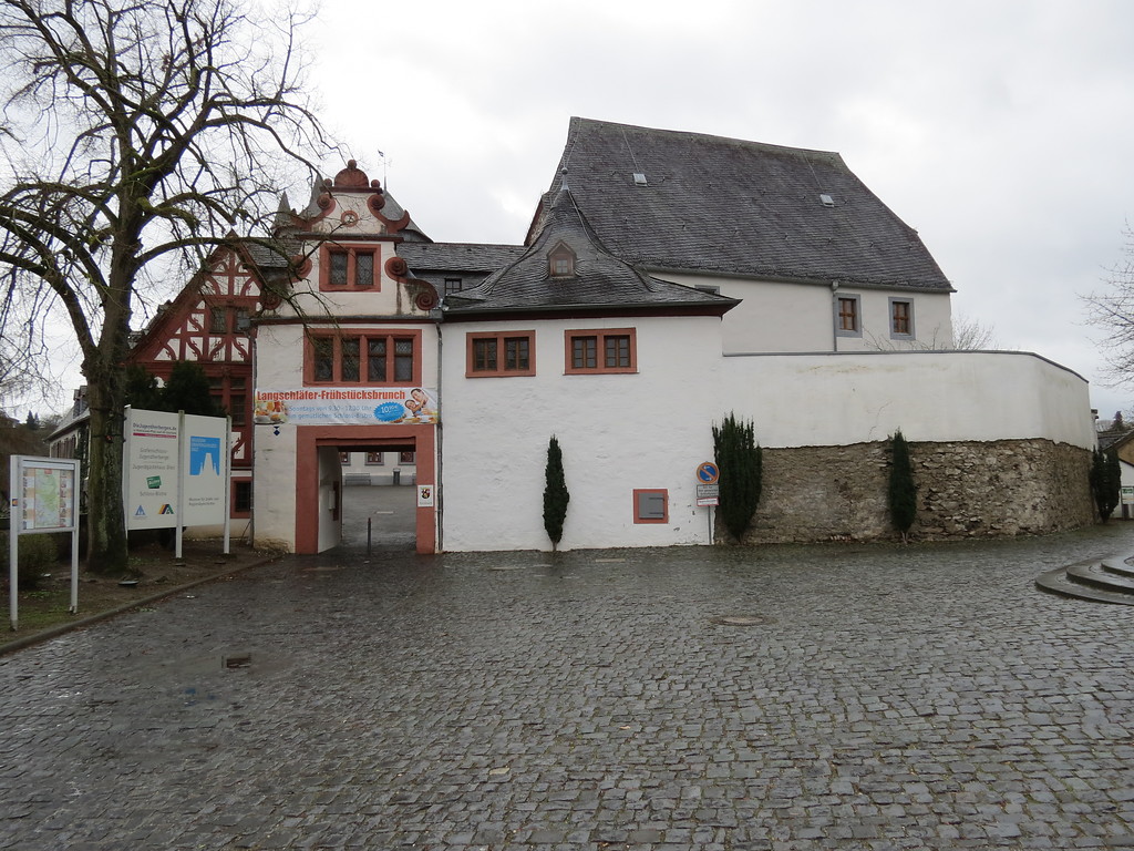 Blick auf den Eingang der Höhenburg Grafenschloss Diez von dem Vorplatz nahe der Straße Schlossberg aus (2019)