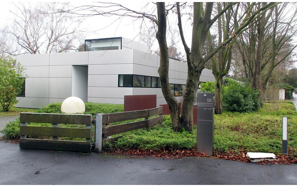Futuristisch gestaltetes Wohnhaus Am Zehnpfennigshof 11 in Köln-Hahnwald (2021).