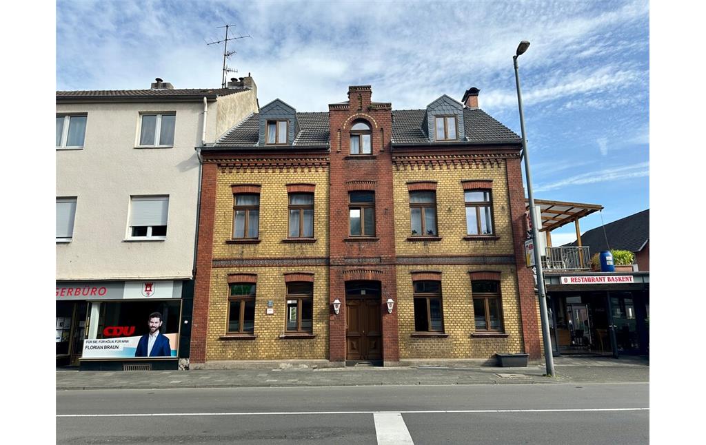 Das Haus Hauptstraße Nr. 388 entstand um 1900. Die zweifarbige Backsteinfassade nimmt mit ihren fünf Achsen viel Raum ein (2023).