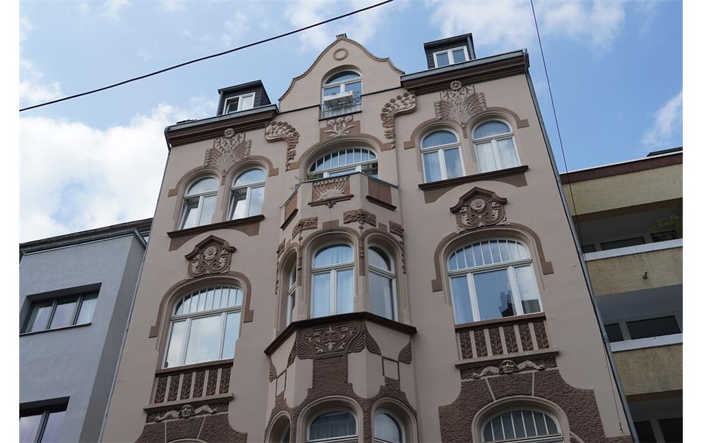 Hausfassade auf der Deutzer Freiheit in Köln-Deutz (2022)