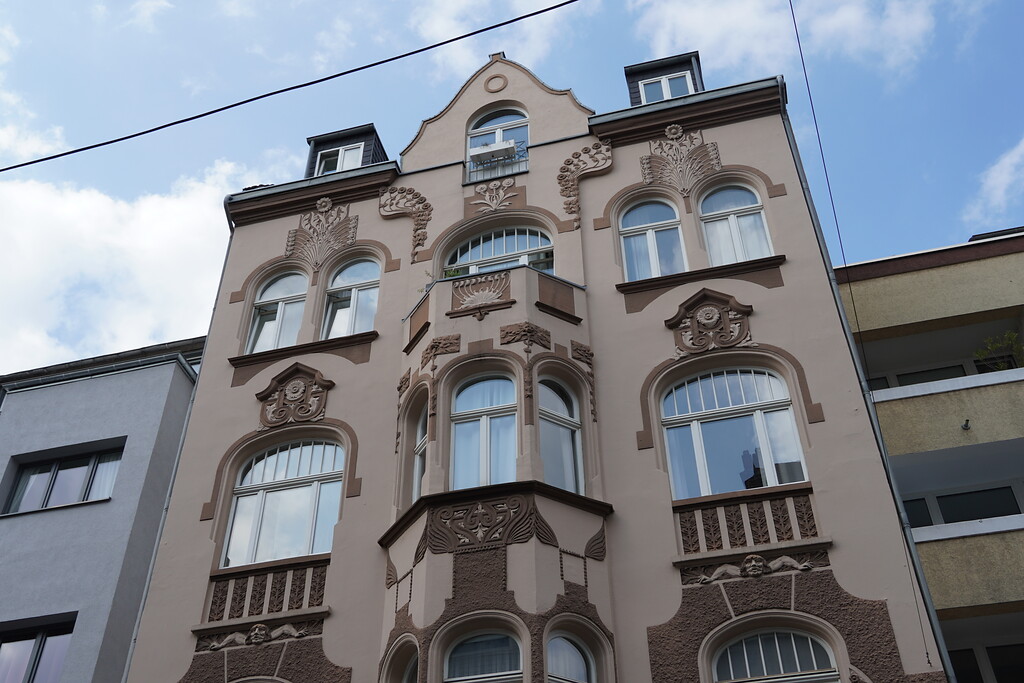 Hausfassade auf der Deutzer Freiheit in Köln-Deutz (2022)
