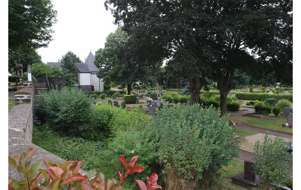 Dort, wo sich einst das Grubenfeld Krebsekaul in Plaidt befand, ist heute der Plaidter Friedhof angelegt (2021)