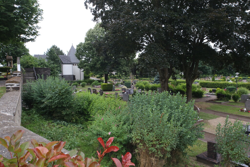 Dort, wo sich einst das Grubenfeld Krebsekaul in Plaidt befand, ist heute der Plaidter Friedhof angelegt (2021)