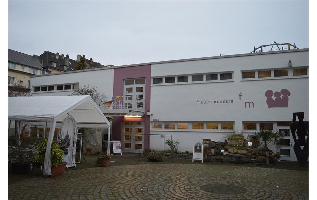 Gebäudefront des Frauenmuseums in Bonn (2022)