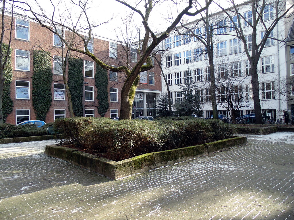 Blick über die Grünanlage des Georgsplatzes in Köln-Altstadt/Süd in Richtung der Kaiserin-Augusta-Schule (KAS) (2021).