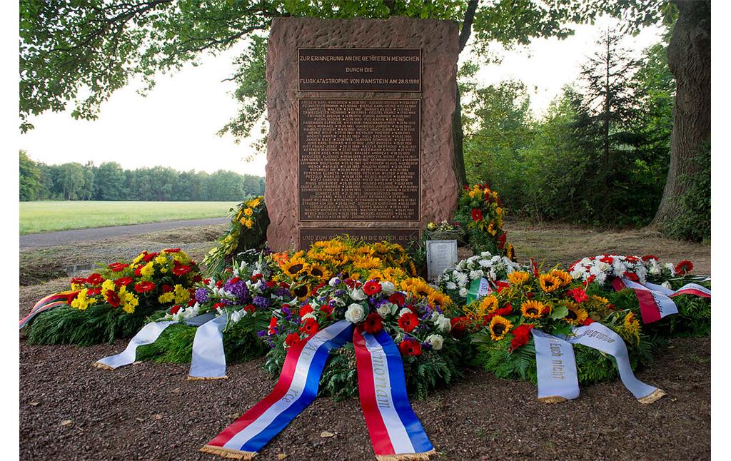 Gedenkstein für die Opfer der Flugtagkatastrophe am 28. August 1988 in Ramstein-Miesenbach (2013)