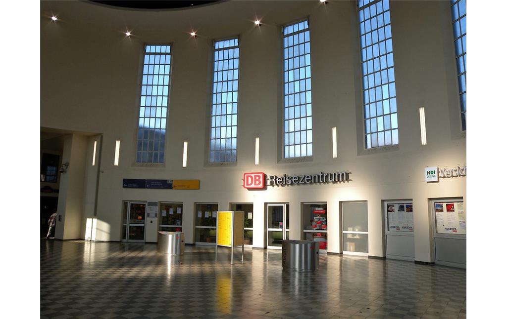 Die Bahnhofsvorhalle im Eingangsgebäude des Köln-Deutzer Bahnhofs Messe/Deutz (2011). Bedacht wird sie von einem imposanten Kuppelbau.