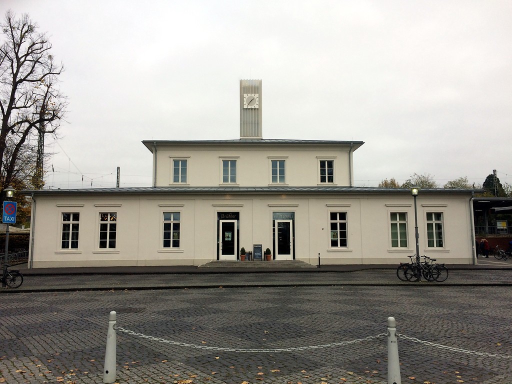 Frontansicht von Westen auf das Empfangsgebäude des Bahnhofs Brühl (2017).