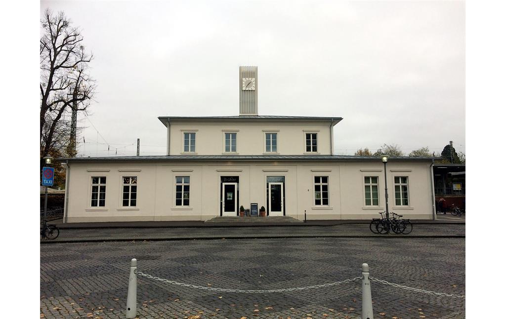 Frontansicht von Westen auf das Empfangsgebäude des Bahnhofs Brühl (2017).