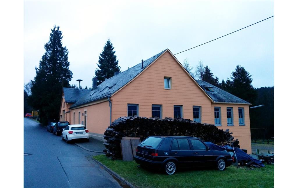 Dorfgemeinschaftshaus in Börfink mit angebautem Feuerwehrgerätehaus. Ehemaliges Schulgebäude der Gemeinde Börfink (2016).