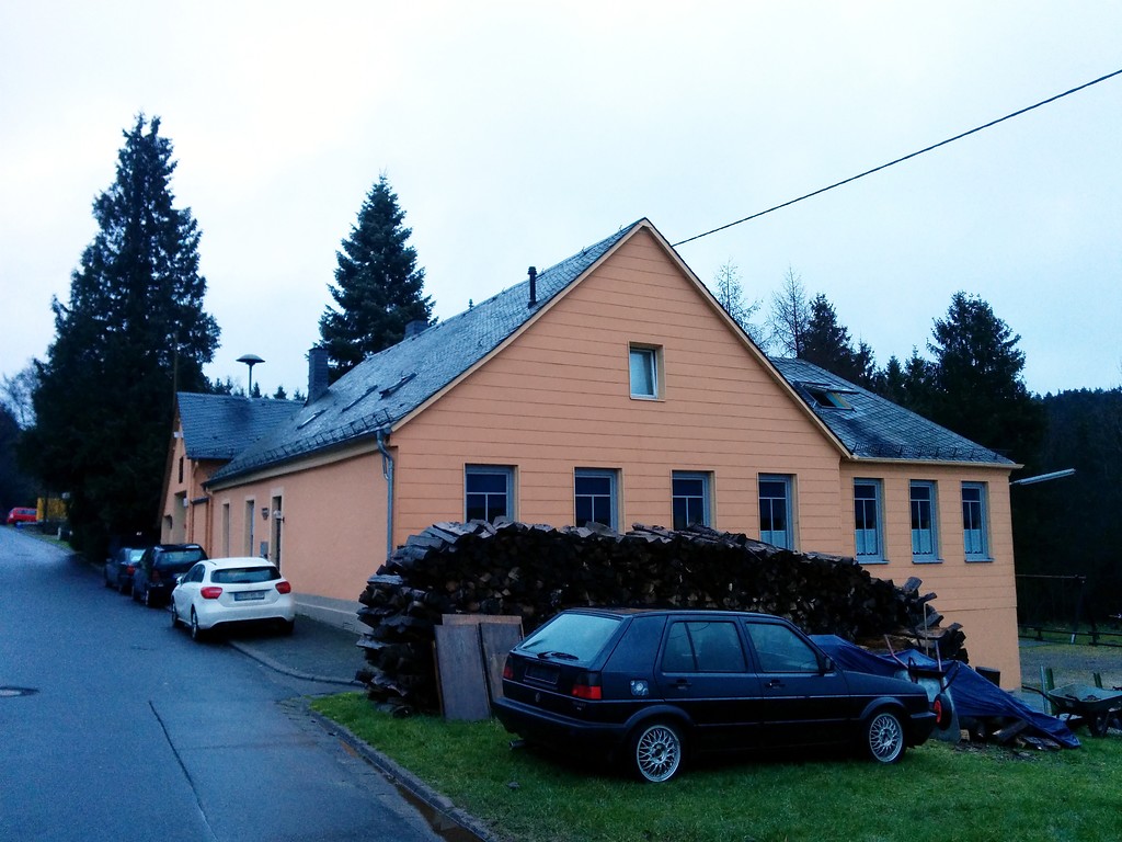 Dorfgemeinschaftshaus in Börfink mit angebautem Feuerwehrgerätehaus. Ehemaliges Schulgebäude der Gemeinde Börfink (2016).