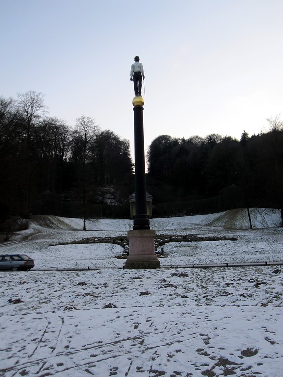 Standbild (Säulenfigur) "Eiserner Mann" im Tiergarten in Kleve (2012)