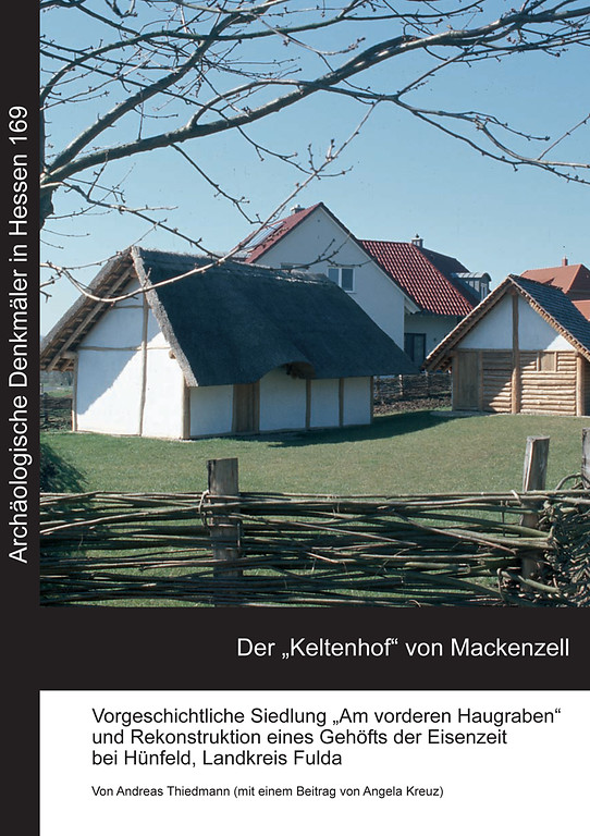 Titelseite von "Archäologische Denkmäler in Hessen 169 (2007)": Wohnen heute und in keltischer Zeit. Das (re)konstruierte "Keltengehöft" Mackenzell beim Neubaugebiet