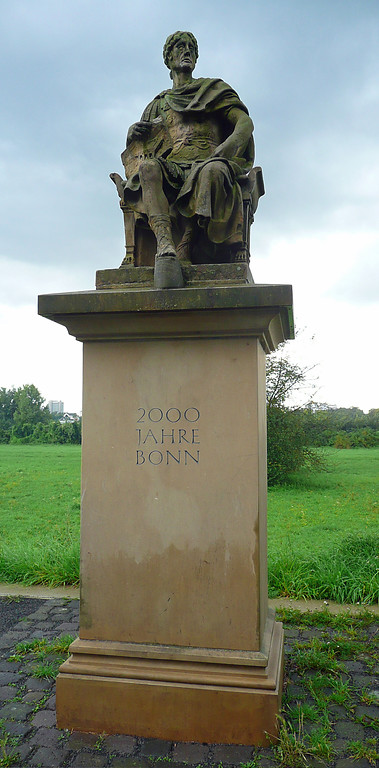 Römerdenkmal auf dem Rheindamm bei Bonn-Schwarzrheindorf (2014): Sitzfigur des Kriegsherrn und Staatsmannes Gaius Iulius Caesar (100-44 v. Chr.).