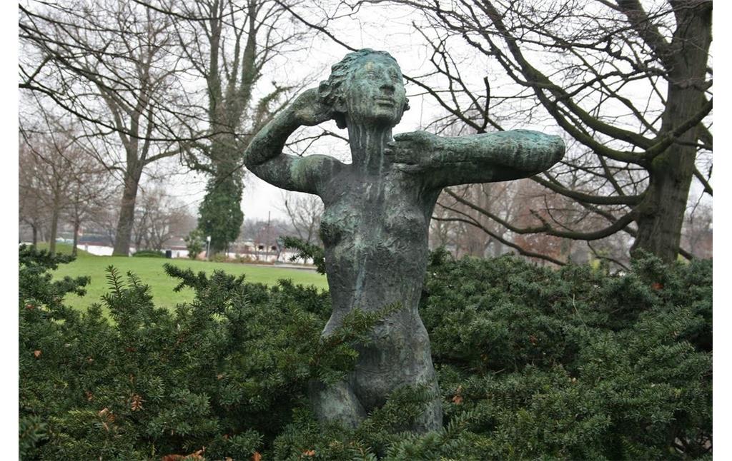 Die Schauende, ein Bronzebildwerk des schweizer Bildhauers Hermann Haller (1880-1950) im Kölner Rheinpark (2011).