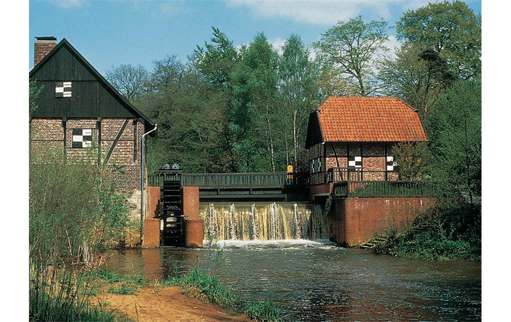 Sythener Wassermühle mit dem Stauwehr (2002)