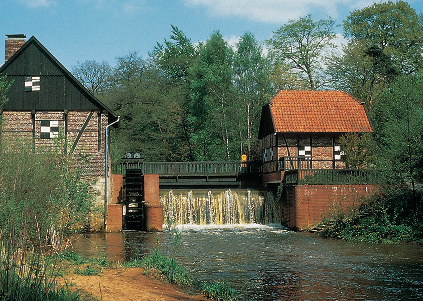 Sythener Wassermühle mit dem Stauwehr (2002)