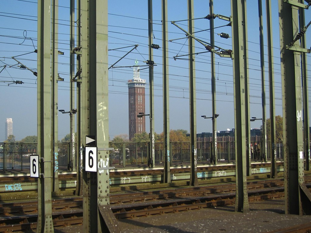 Blick von der Kölner Hohenzollernbrücke in Richtung Deutzer Messegelände mit dem alten Messseturm (2012).