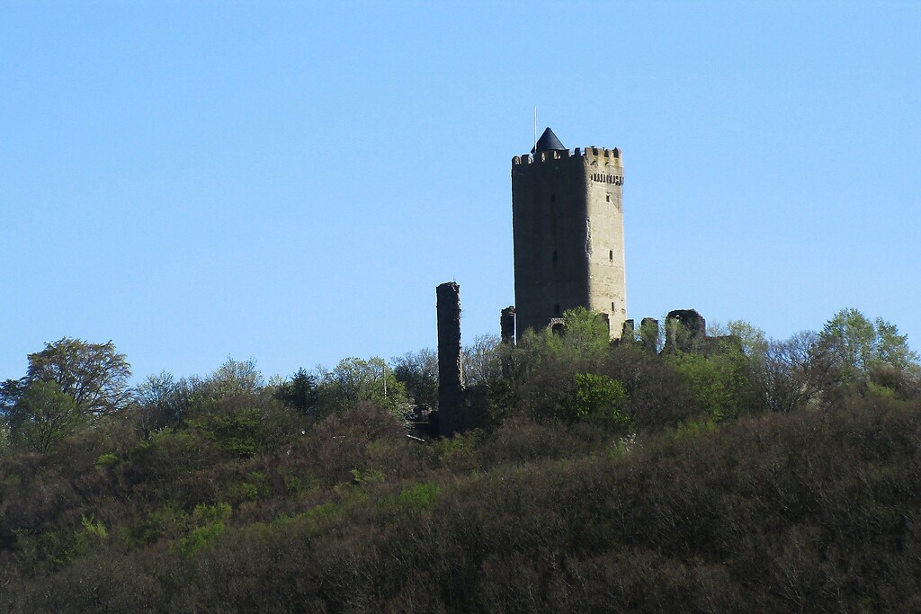 Blick aus westlicher Richtung auf die Ruine der früheren Höhenburg Olbrück bei Niederdürenbach-Hain (2020).