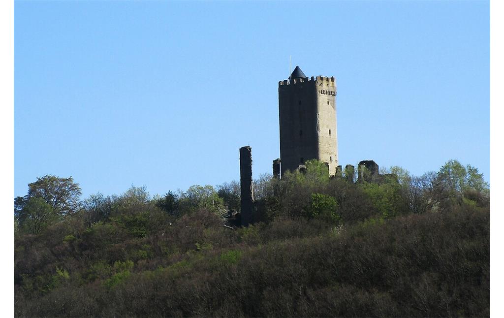 Blick aus westlicher Richtung auf die Ruine der früheren Höhenburg Olbrück bei Niederdürenbach-Hain (2020).