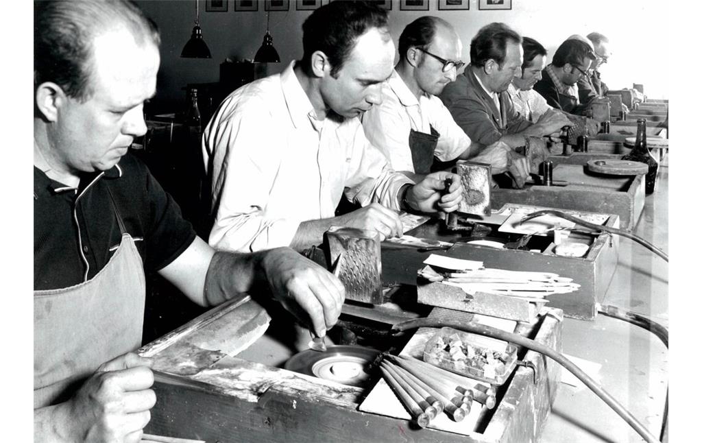 Arbeiter der Lapidärschleiferei C. F. Arnoldi in Idar (1950er Jahre)