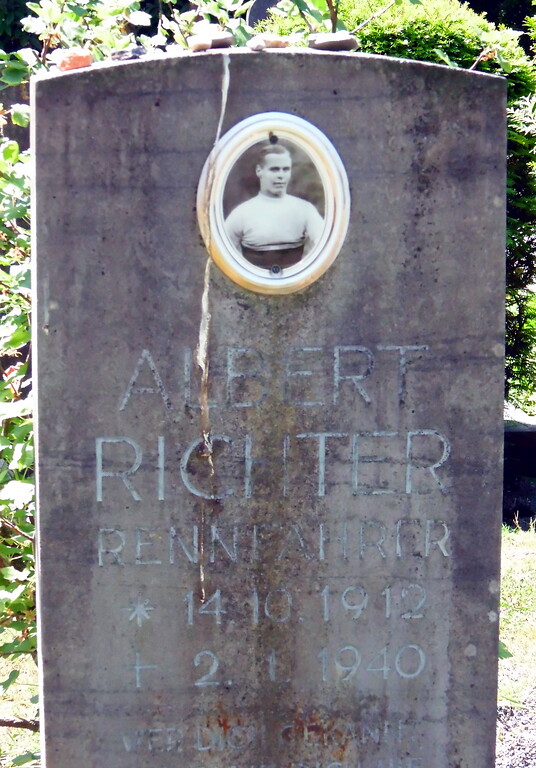 Grabstein mit Portraitfoto des Radrennsportlers Albert Richter auf dem Melatenfriedhof in Köln-Lindenthal (2020)
