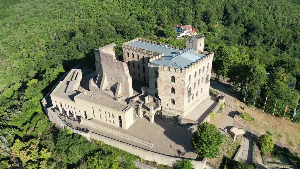 Drohnenflug ums Hambacher Schloss von oben (2022)