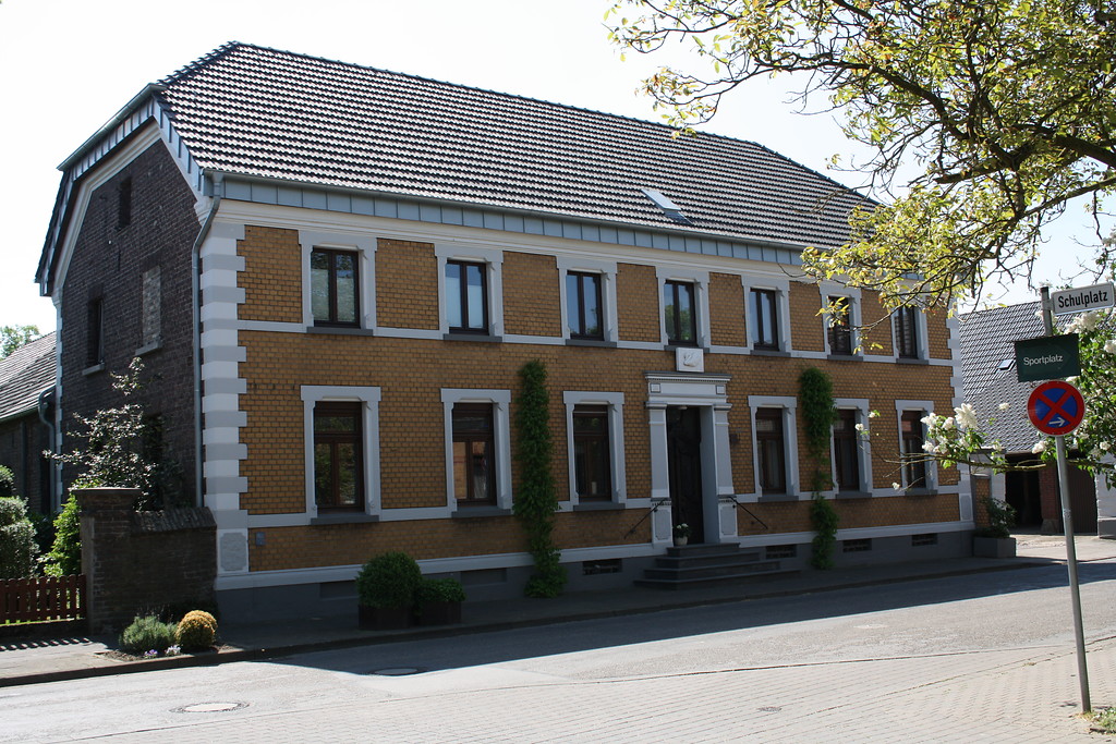 Wohngebäude des Schwanenhofs in Wesel-Ginderich, Frontansicht (2017).