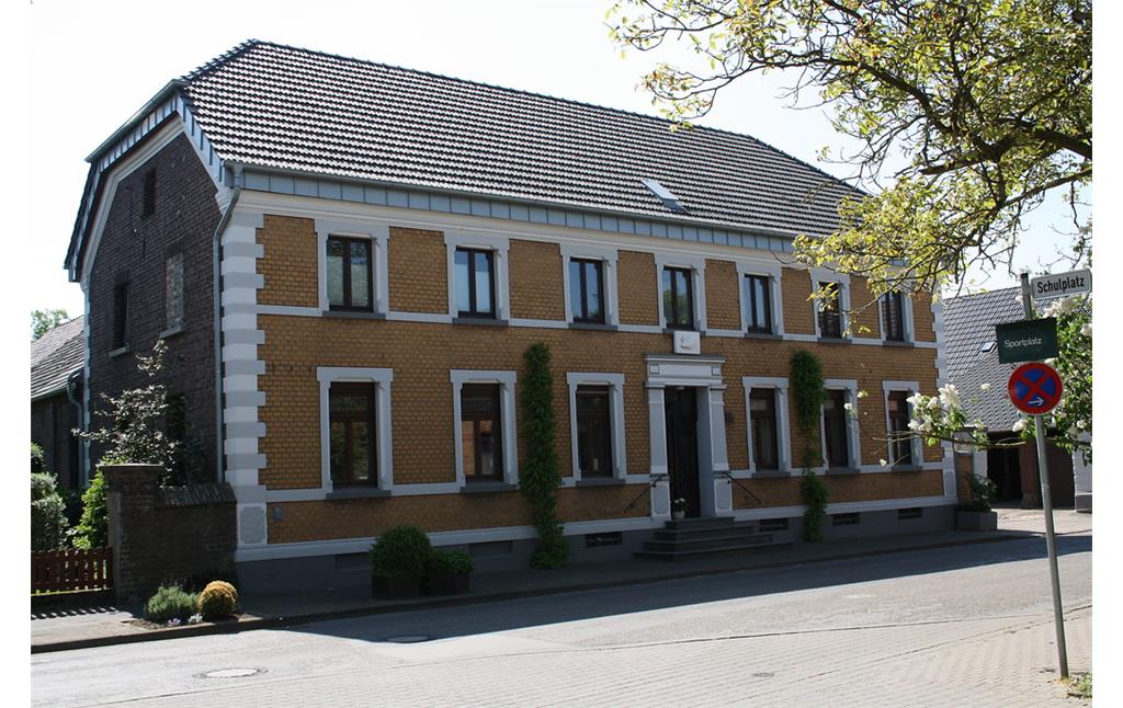 Wohngebäude des Schwanenhofs in Wesel-Ginderich, Frontansicht (2017).