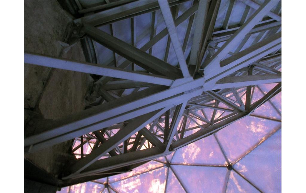 Detailaufnahme des 12,8 Meter Durchmesser großen, dreh- und schwenkbaren Parabolspiegels im Inneren des Radoms in der Mercator-Kaserne bei Euskirchen (2021).