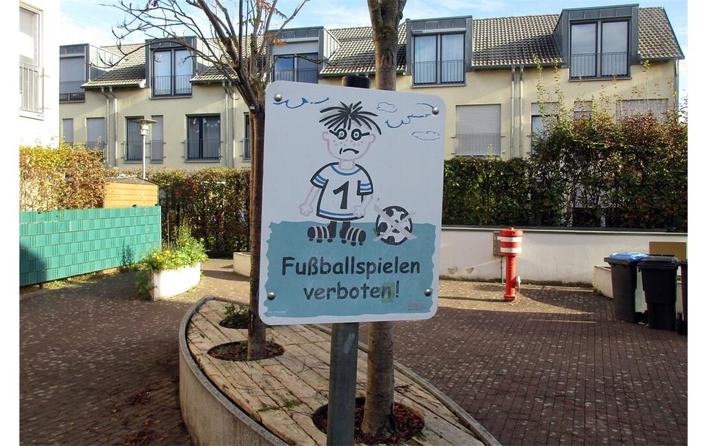 Wohnbebauung im 2006 so benannten "Preußen-Dellbrück-Weg", der in Köln-Dellbrück an das frühere Stadion "Et Höffge" des SC Preußen Dellbrück erinnert (2022). Heute hat es der Fußballnachwuchs hier nicht leicht...