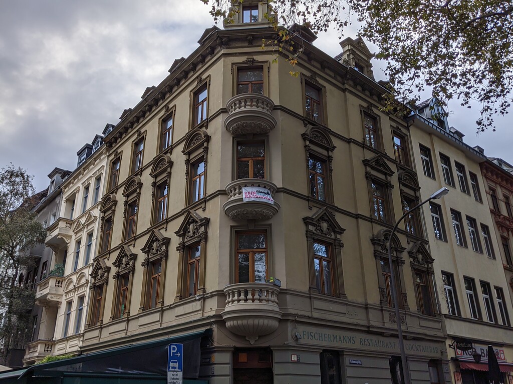 Historisches Gebäude am Rathenauplatz in der Kölner Neustadt-Süd (2021).