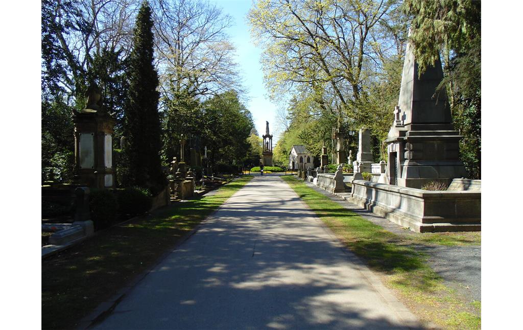 Blick nach Osten auf der so genannten "Millionenallee" auf dem Kölner Melatenfriedhof. Rechts im Bild die Grabstätte der Familie Deichmann (2020).