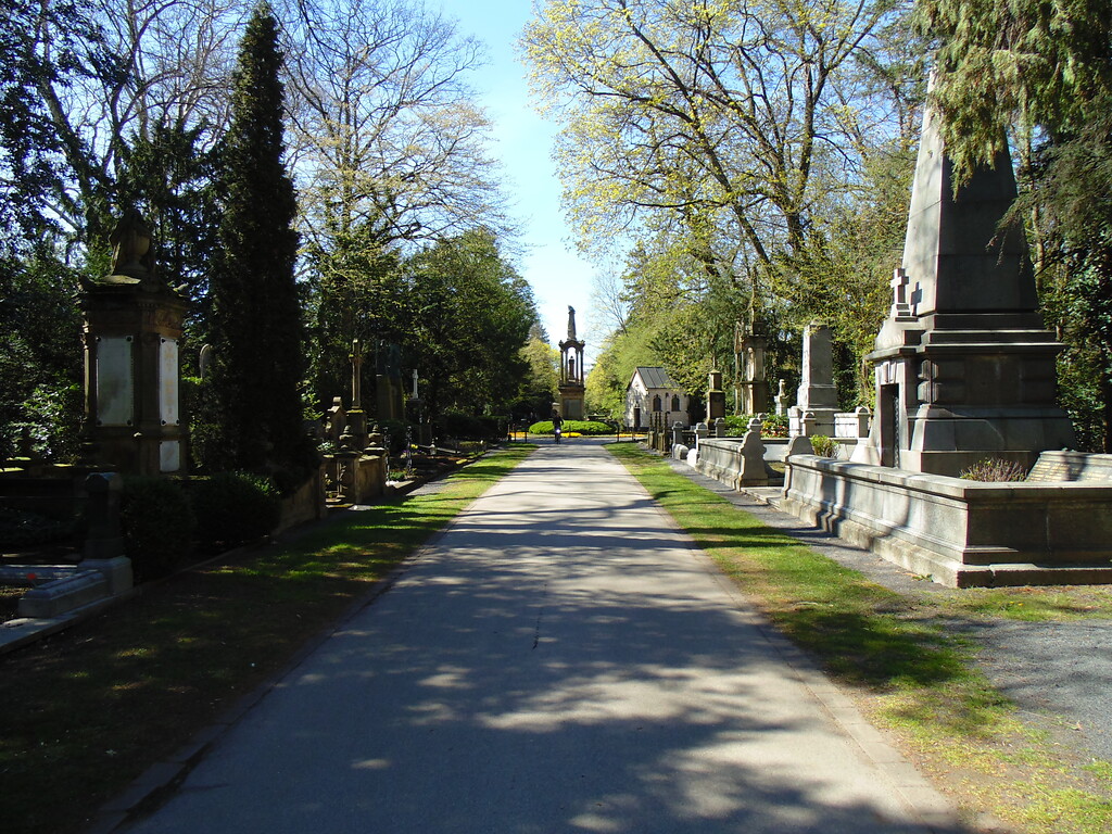 Blick nach Osten auf der so genannten "Millionenallee" auf dem Kölner Melatenfriedhof. Rechts im Bild die Grabstätte der Familie Deichmann (2020).