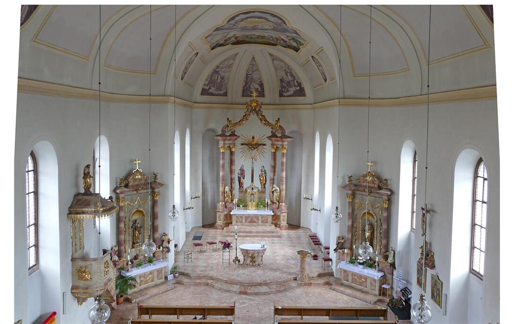 Blick ins Innere der Kirche Kreuzerhöhung in Kirrweiler von der Empore aus (2021)