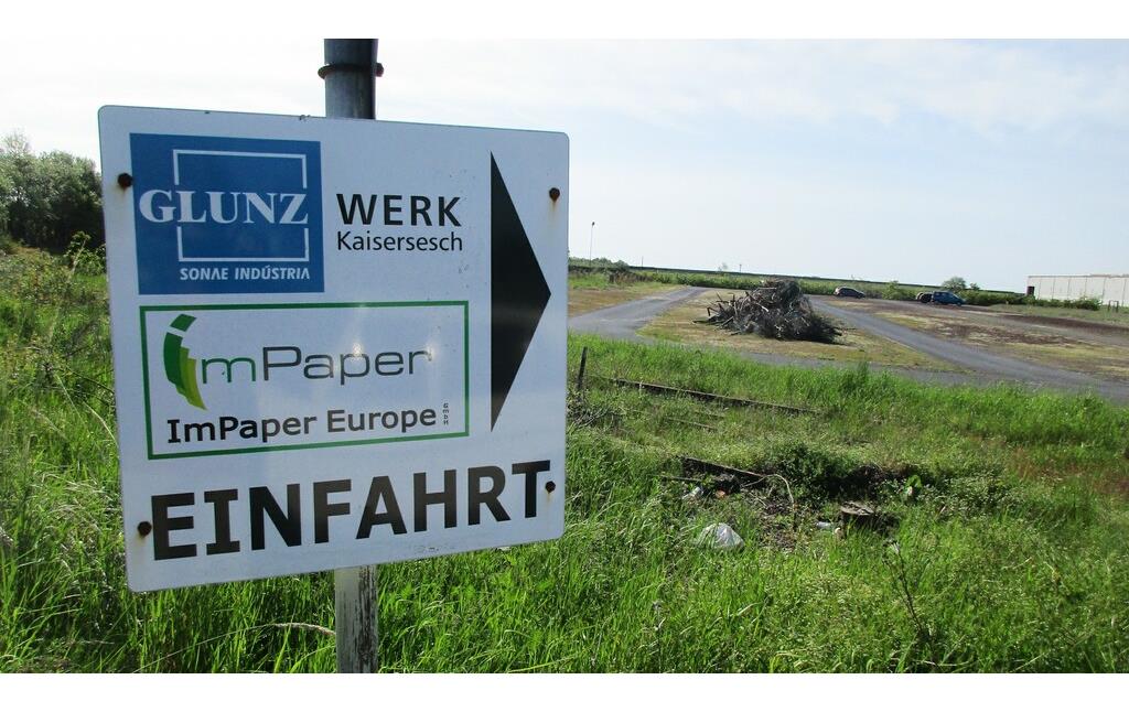 Hinweisschild vor dem Bereich des einstigen Parkplatzes der früheren Spanplattenfabrik in Kaisersesch (2023).