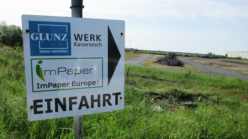 Hinweisschild vor dem Bereich des einstigen Parkplatzes der früheren Spanplattenfabrik in Kaisersesch (2023).