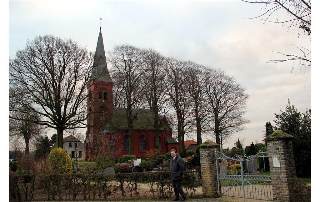Kirche von Neulouisendorf bei Kalkar mit dem Friedhof im Vordergrund (2013)