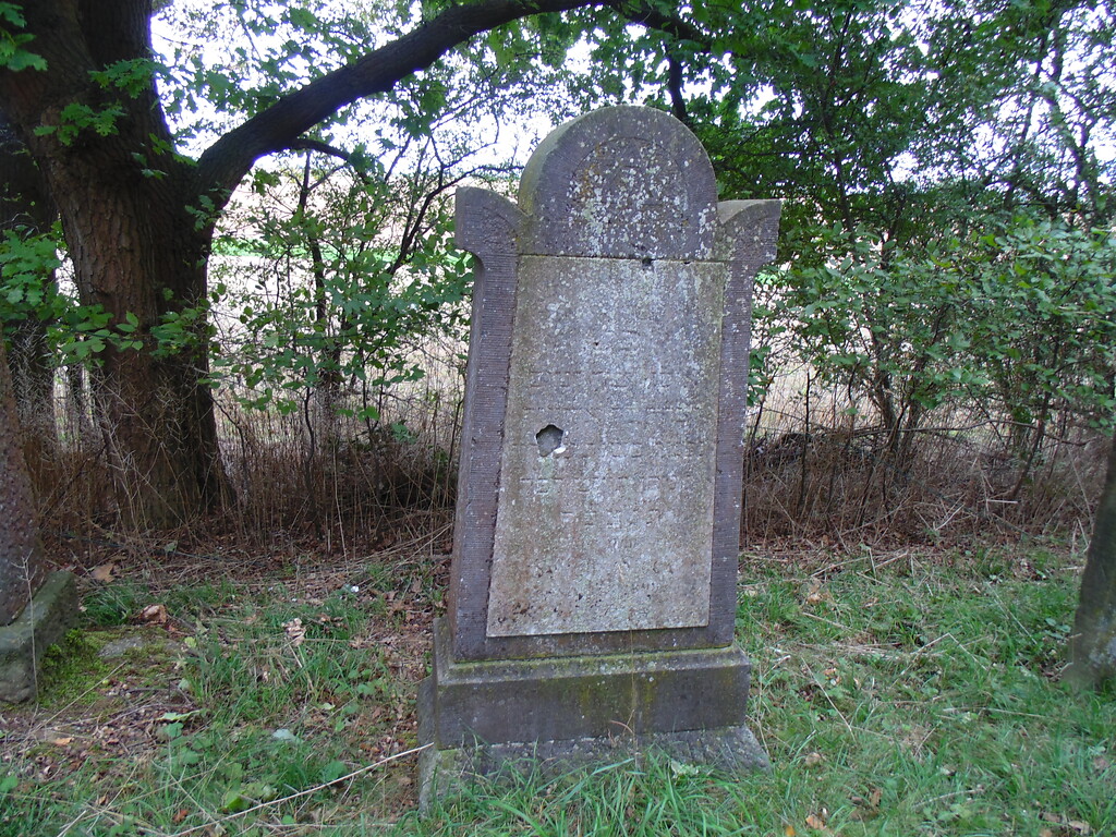 Ein alter Grabstein auf dem jüdischen Friedhof Mechernich-Lommersum (2020)