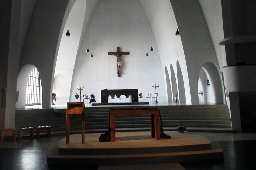 Der Altarbereich der katholischen Pfarrkirche St. Engelbert in Köln-Riehl (2020).