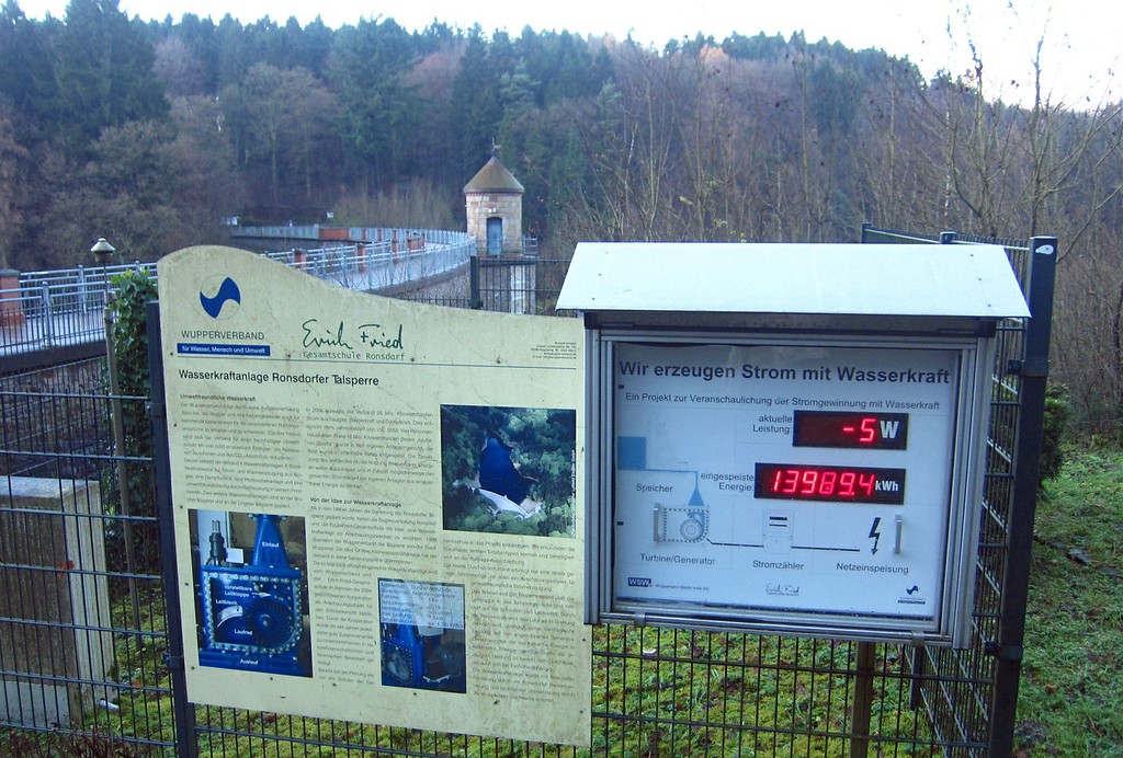 Informationstafel und Anzeige zur Energiegewinnung an der Ronsdorfer Talsperre (2014).
