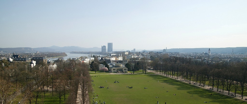 Blick vom südöstlichen Turm der ehemaligen Residenz Bonn nach Süden auf das Siebengebirge und die Godesburg (2007)