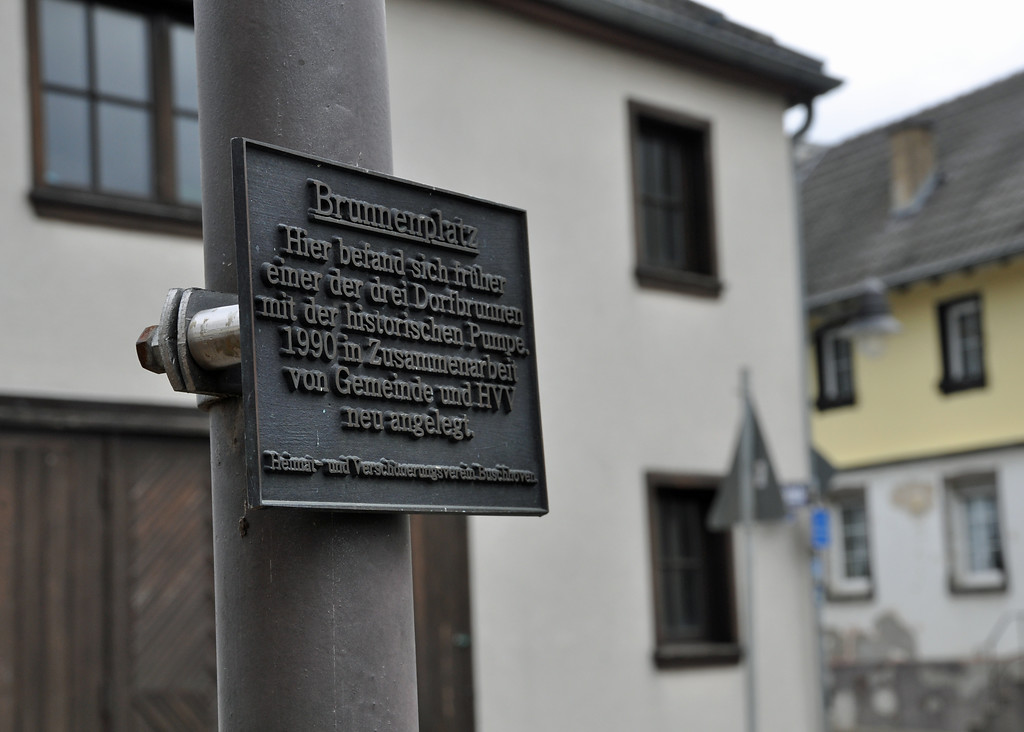 Schild auf dem Brunnenplatz innerhalb des historischen Ortskerns von Buschhoven (2016)