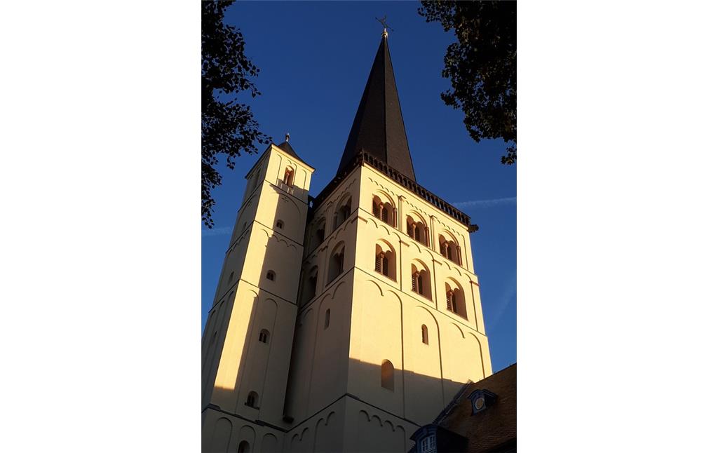 Der Turm der ehemaligen Abteikirche, heute Pfarrkirche Sankt Nikolaus in Brauweiler nach dem Abschluss mehrmonatiger Restaurierungsarbeiten (2018).