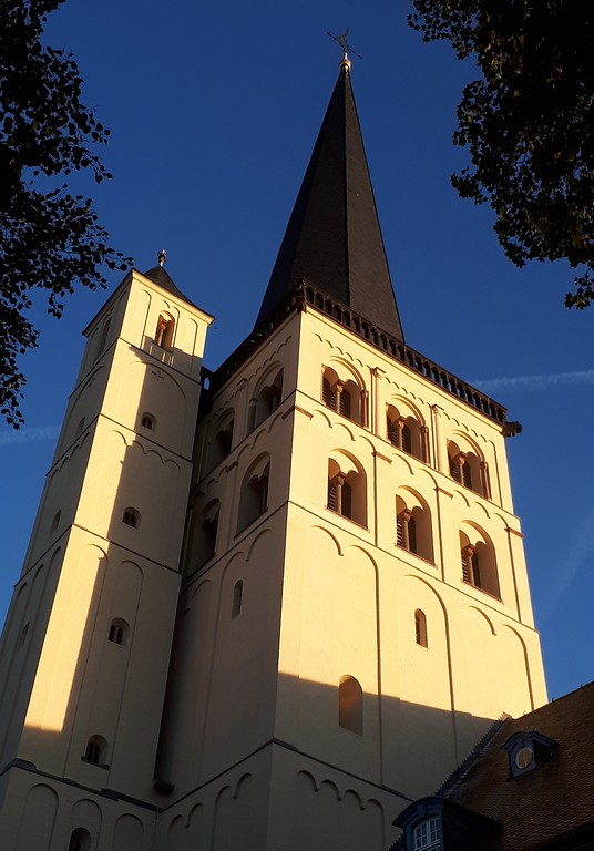 Der Turm der ehemaligen Abteikirche, heute Pfarrkirche Sankt Nikolaus in Brauweiler nach dem Abschluss mehrmonatiger Restaurierungsarbeiten (2018).